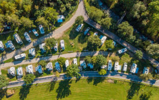 Cómo elegir entre camper, autocaravana y caravana según tu estilo de viaje