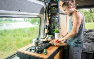 Cocinas portátiles para campers y autocaravanas: comparativa real de sistemas