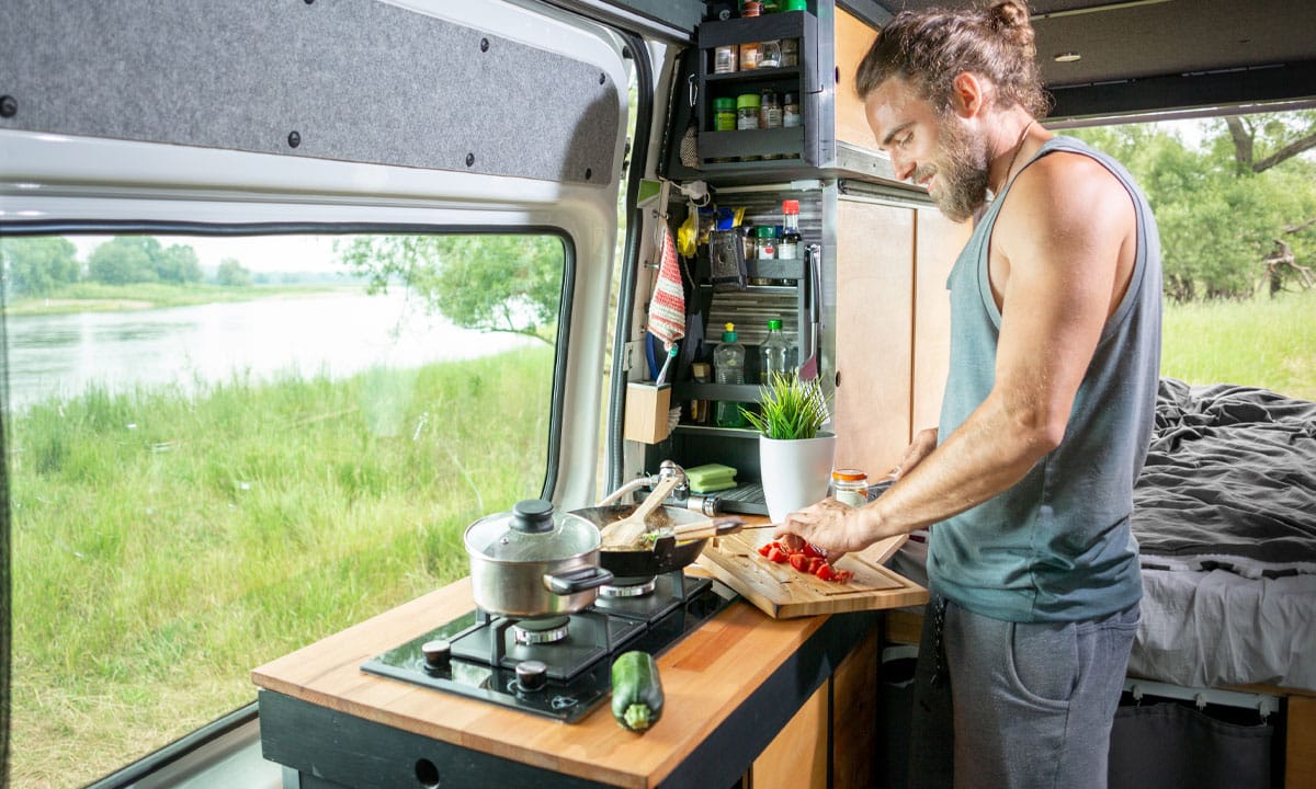 Cocinas portátiles para campers y autocaravanas: comparativa real de sistemas