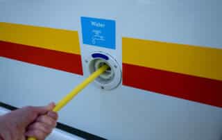 Agua potable en ruta con la camper: filtros, potabilización, limpieza de depósitos y prevención de malos olores