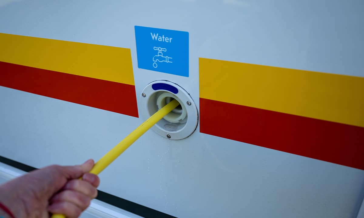 Agua potable en ruta con la camper: filtros, potabilización, limpieza de depósitos y prevención de malos olores