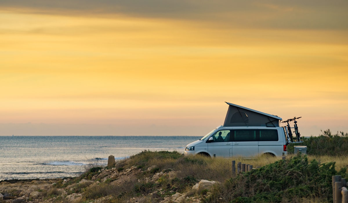 Aprende a evitar los errores más comunes en la instalación de placas solares en campers y consigue una autonomía fiable.