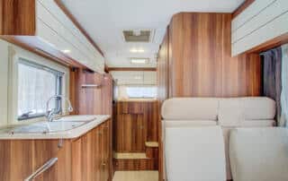 Guía sobre el uso de gas en campers y autocaravanas: consejos de seguridad, detectores, elección de reguladores para viajar en Europa.
